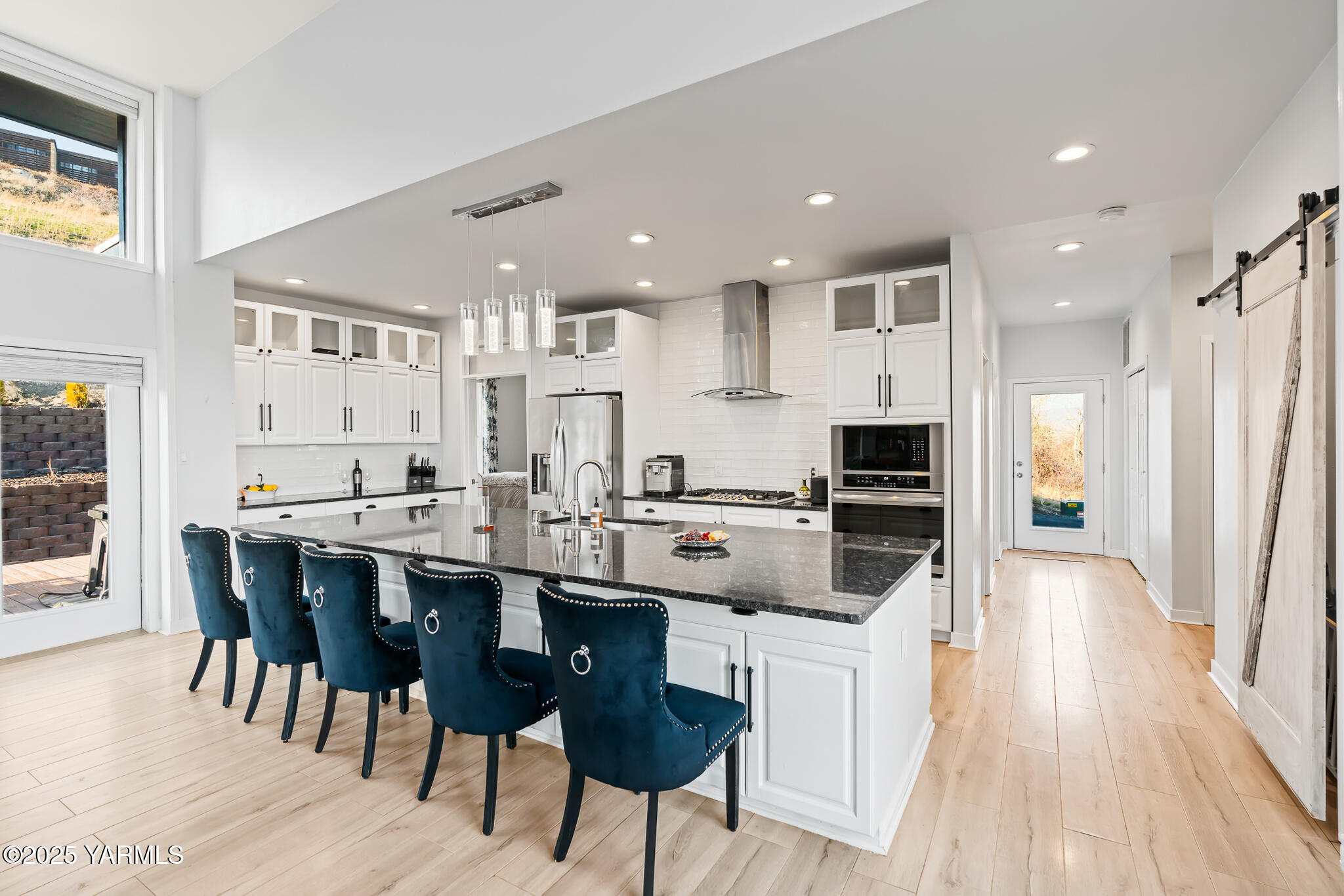 925 Goodlander Circle Selah, WA 98942 - Photo 12 of 43 a large kitchen with a table and chairs in it
