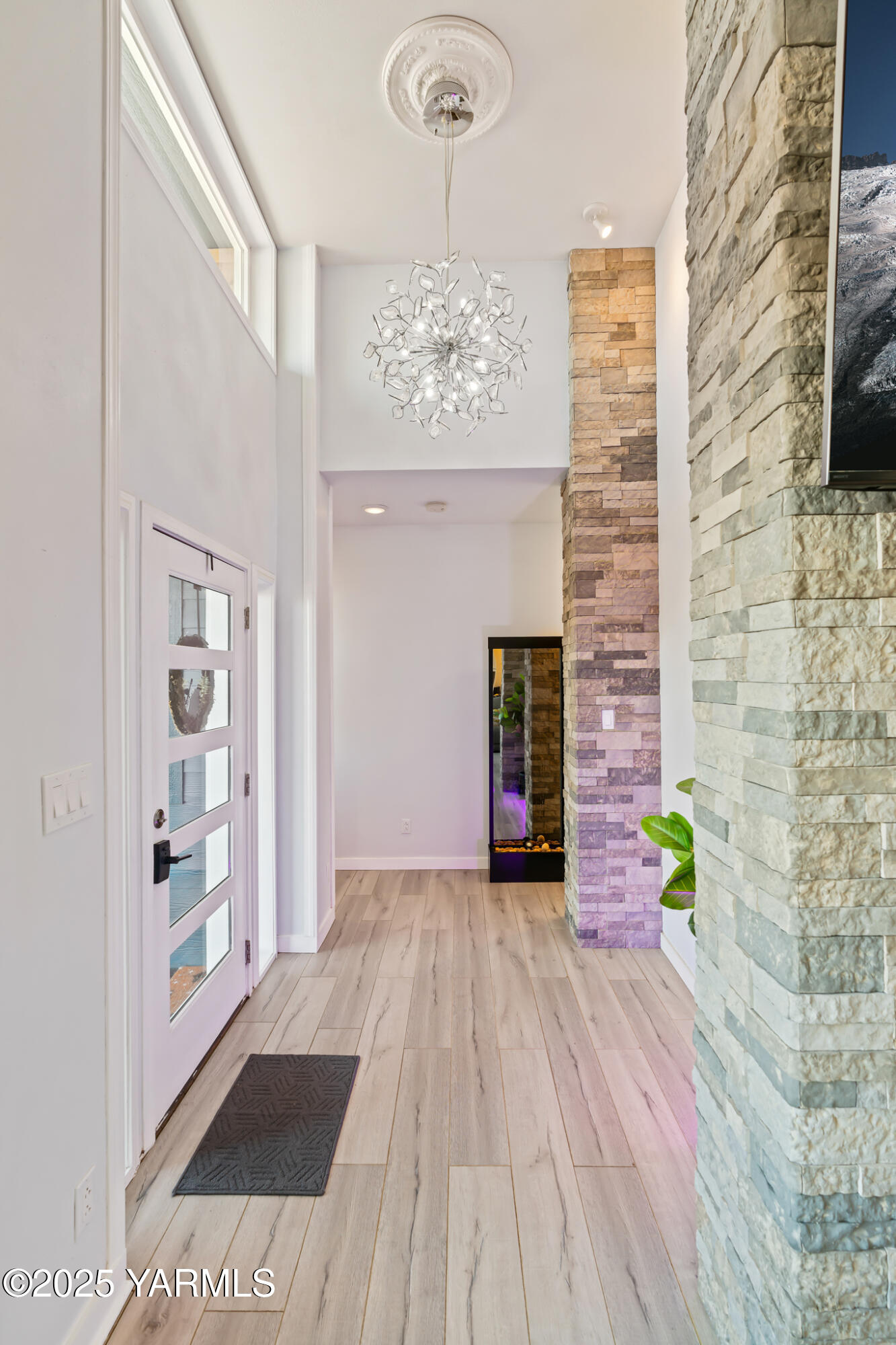 925 Goodlander Circle Selah, WA 98942 - Photo 16 of 43 005Foyer facing towards bedrooms
