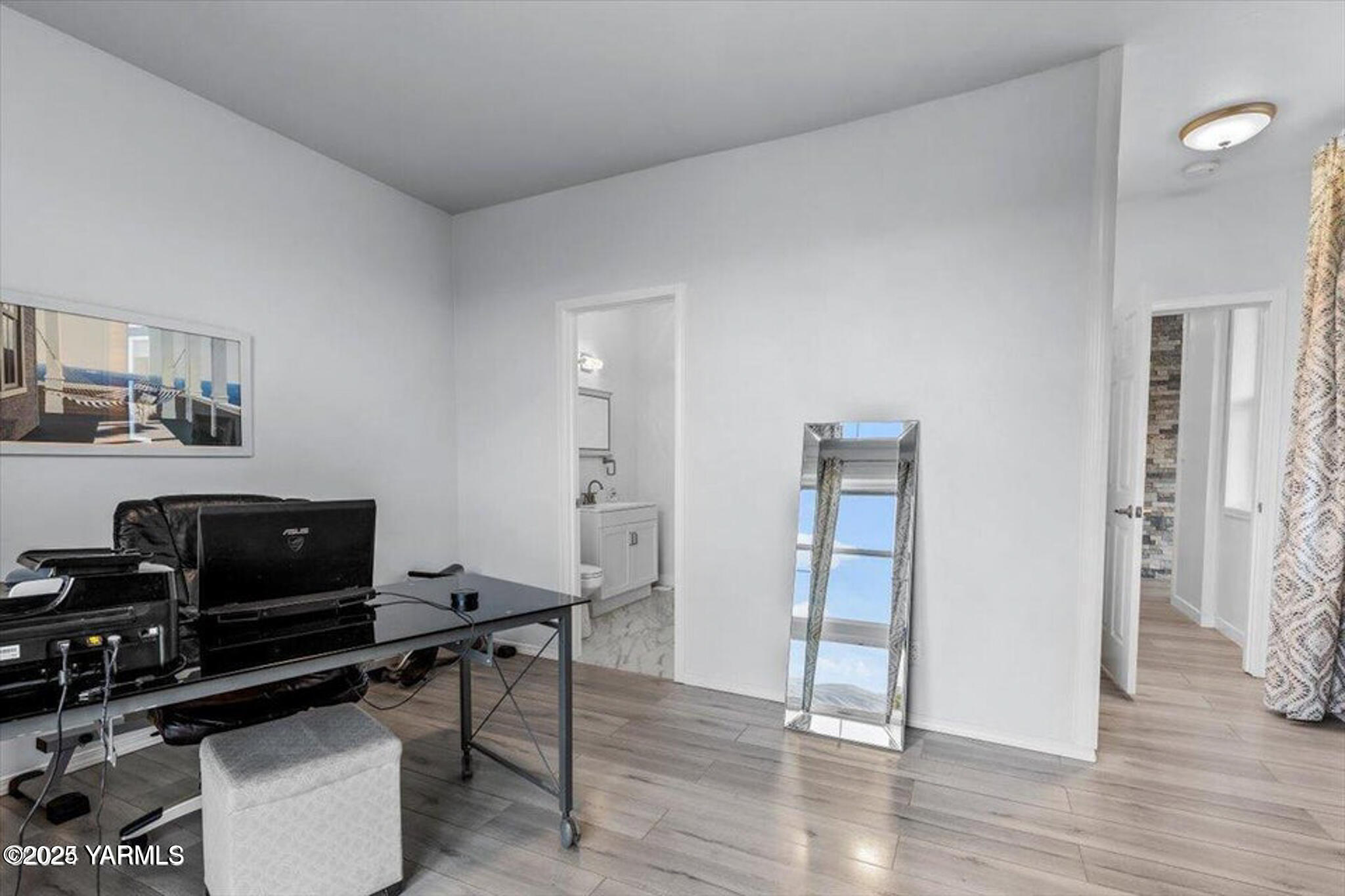 925 Goodlander Circle Selah, WA 98942 - Photo 20 of 43 a room with furniture and a window