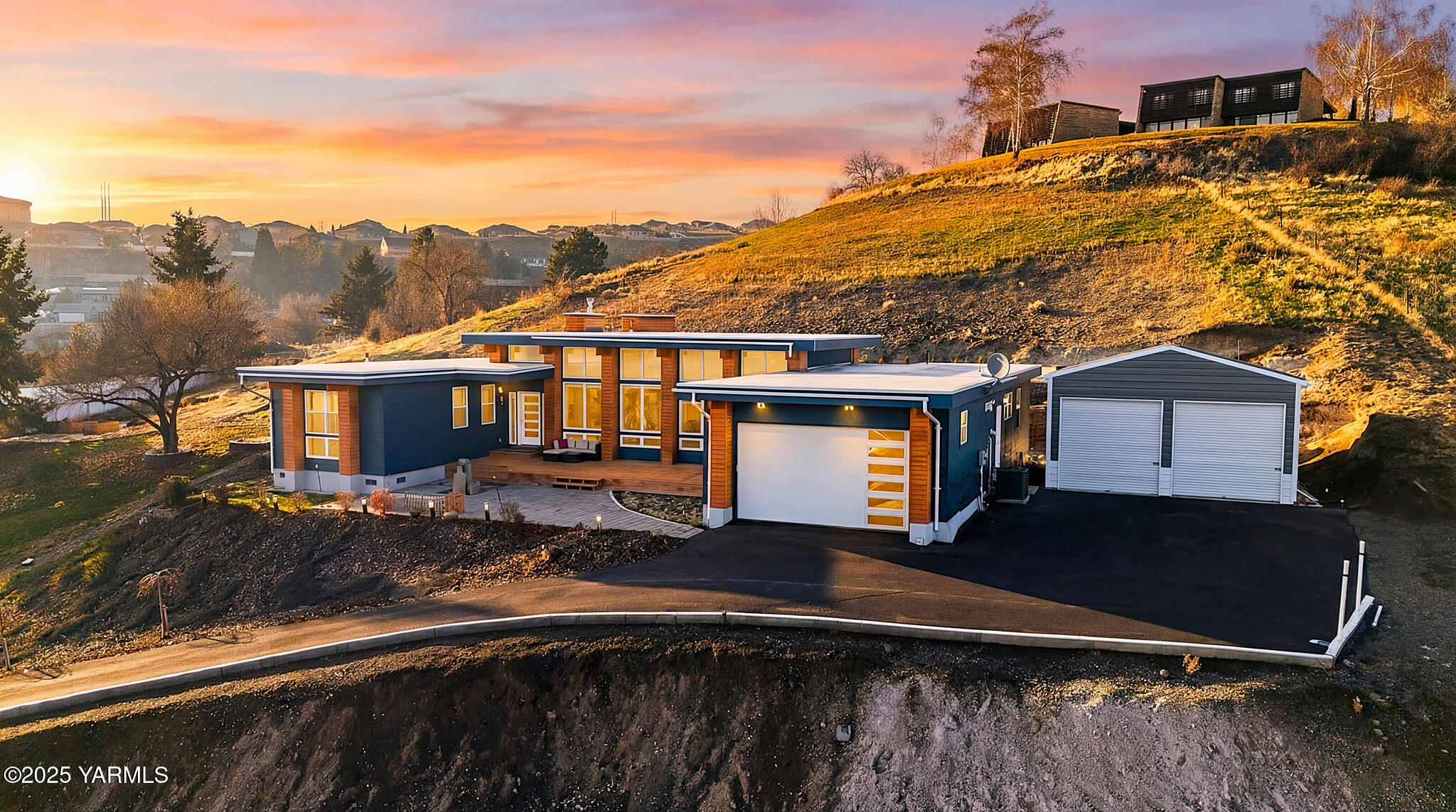 925 Goodlander Circle Selah, WA 98942 - Photo 2 of 43 a front view of a house with a yard