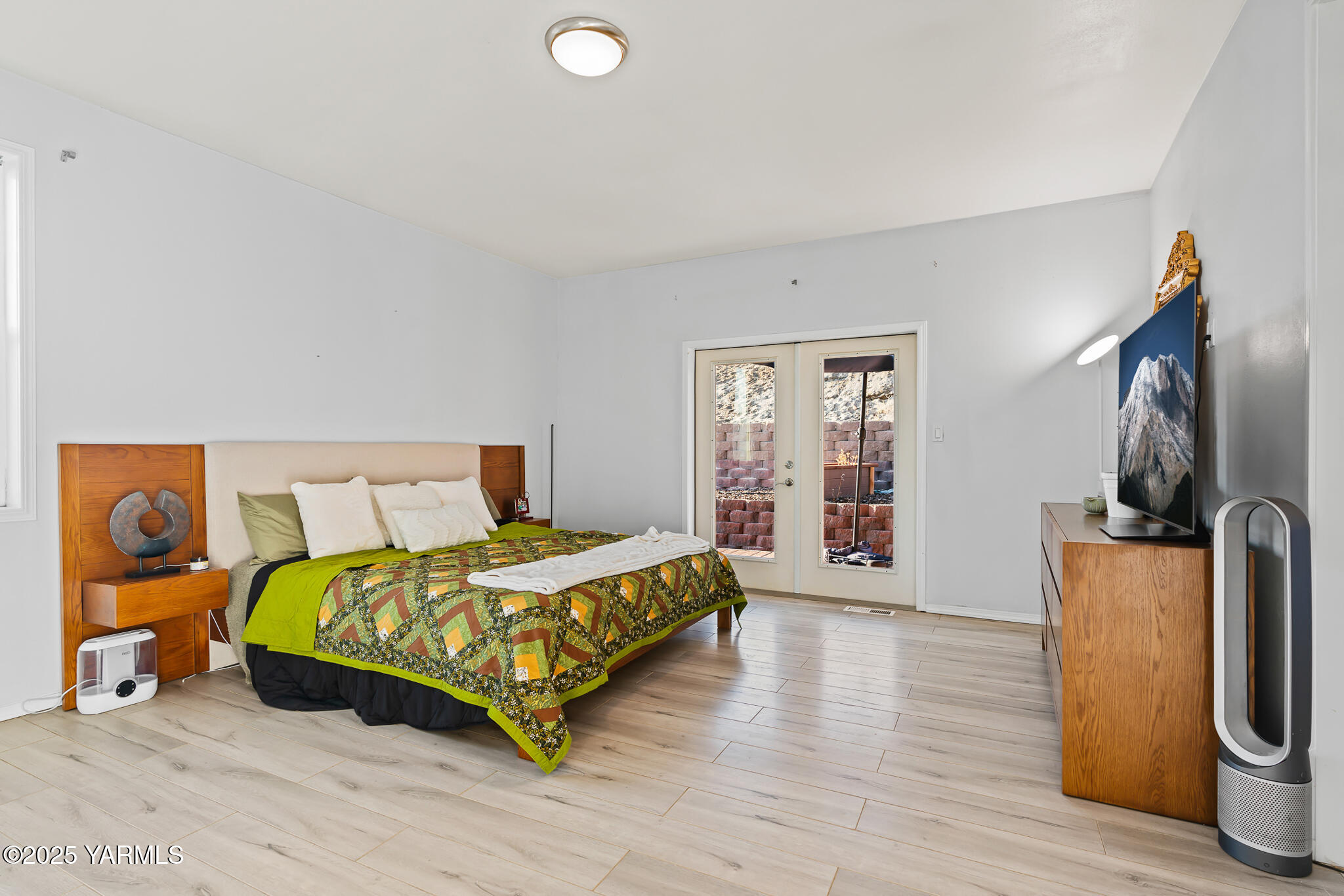 925 Goodlander Circle Selah, WA 98942 - Photo 21 of 43 a bedroom with a bed and wooden floor