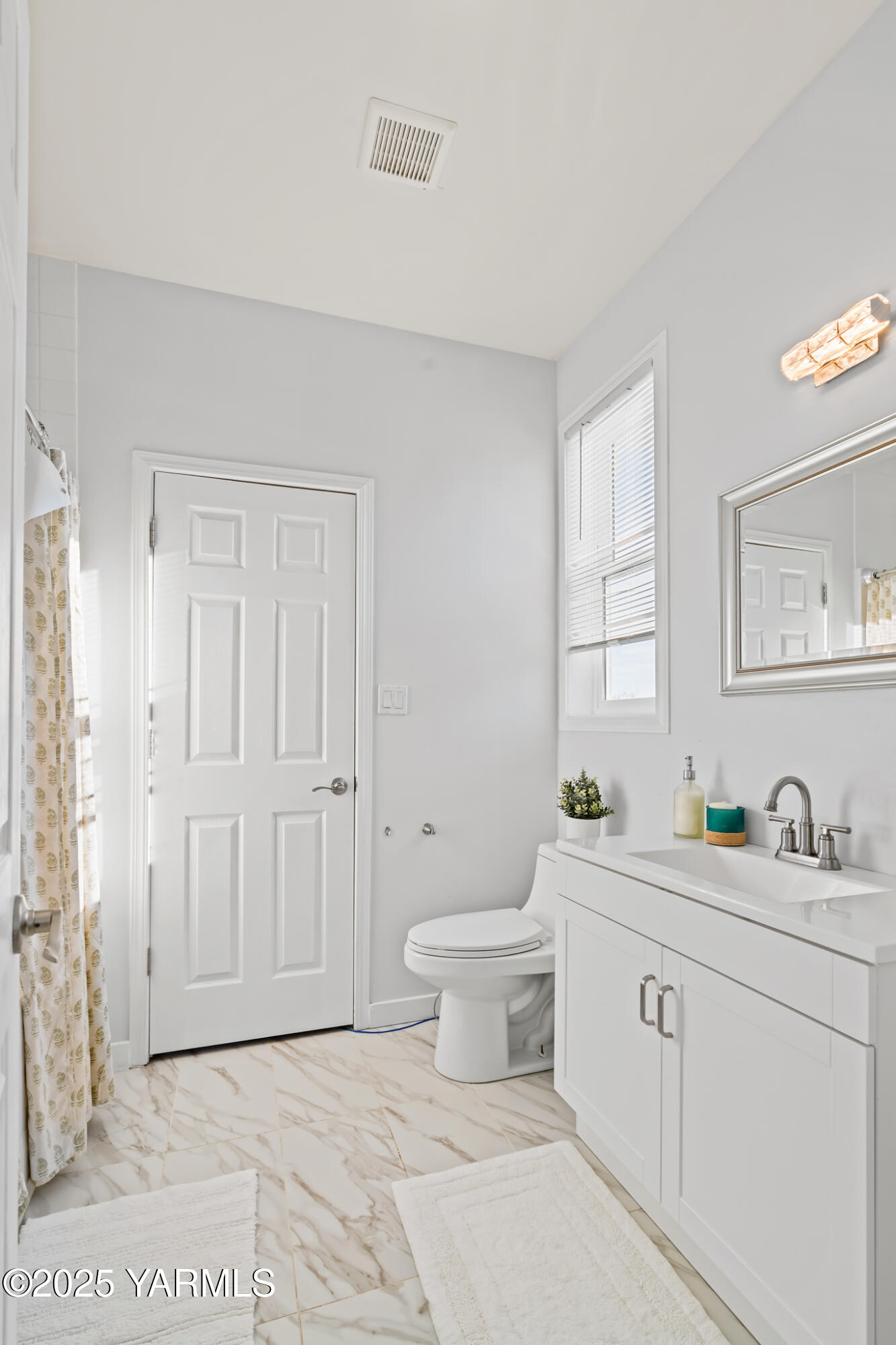 925 Goodlander Circle Selah, WA 98942 - Photo 22 of 43 a bathroom with a toilet sink and mirror