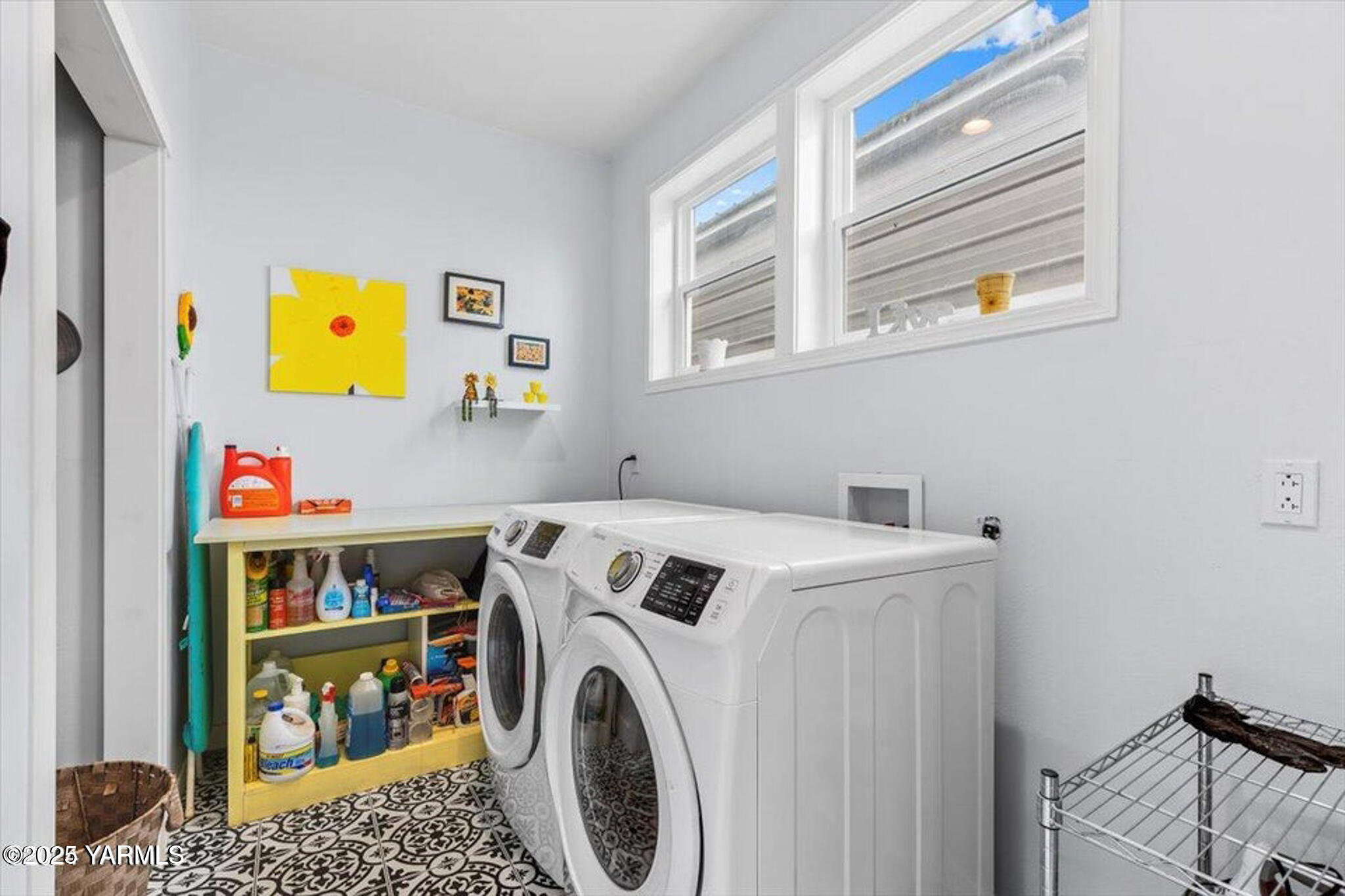 925 Goodlander Circle Selah, WA 98942 - Photo 28 of 43 a utility room with dryer and washer