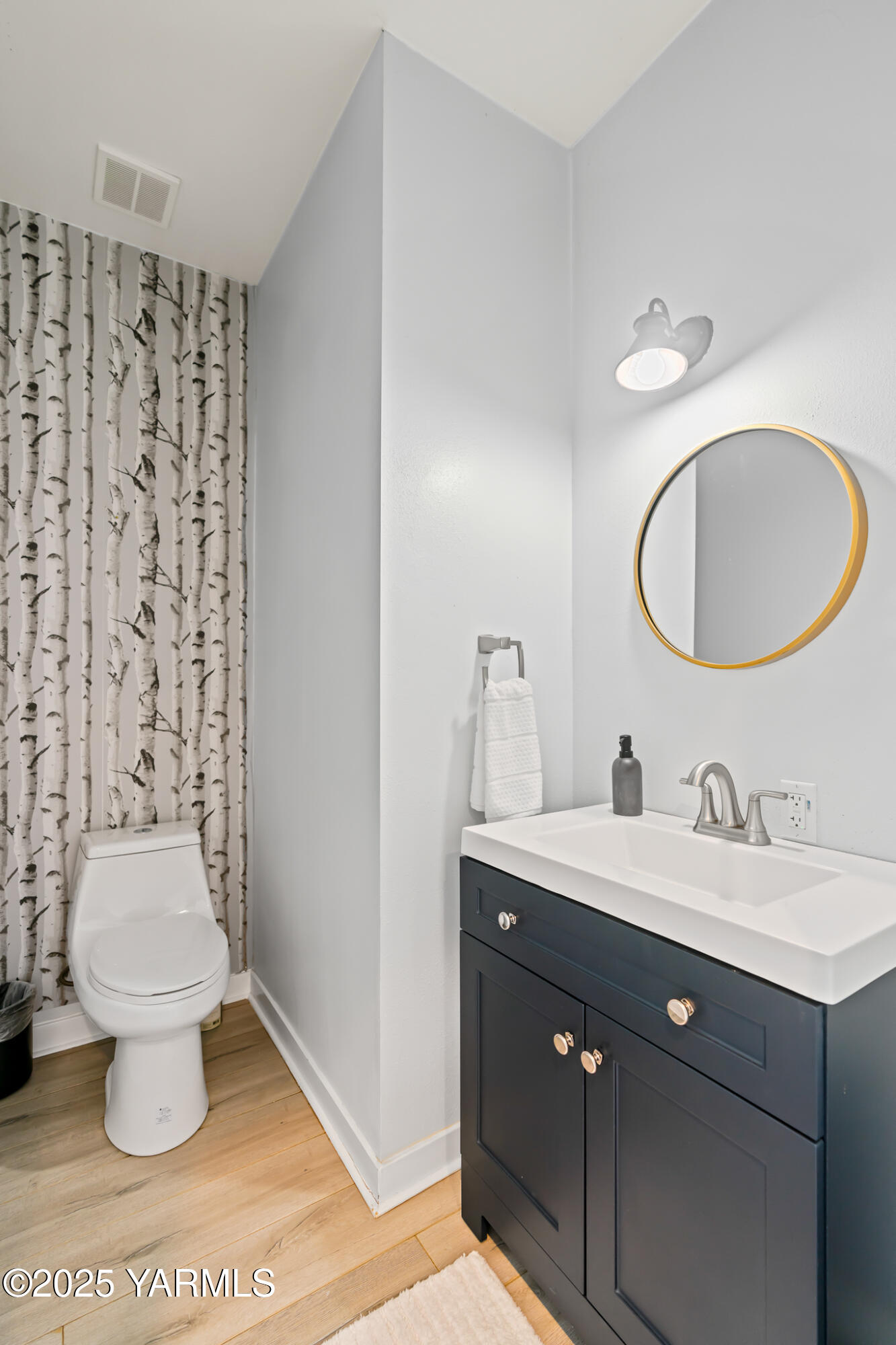 925 Goodlander Circle Selah, WA 98942 - Photo 31 of 43 a bathroom with a toilet a sink and a mirror