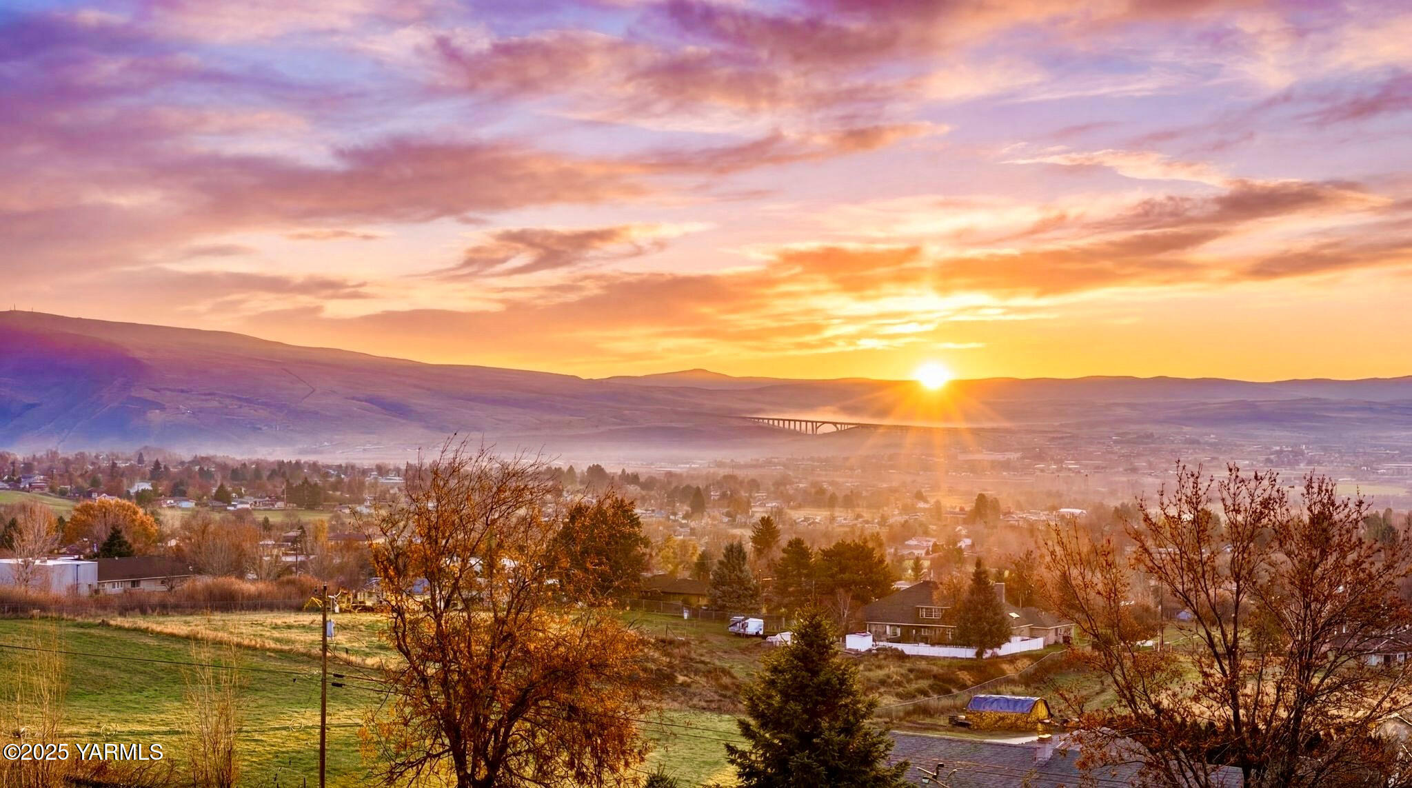 925 Goodlander Circle Selah, WA 98942 - Photo 33 of 43 a view of city and mountain