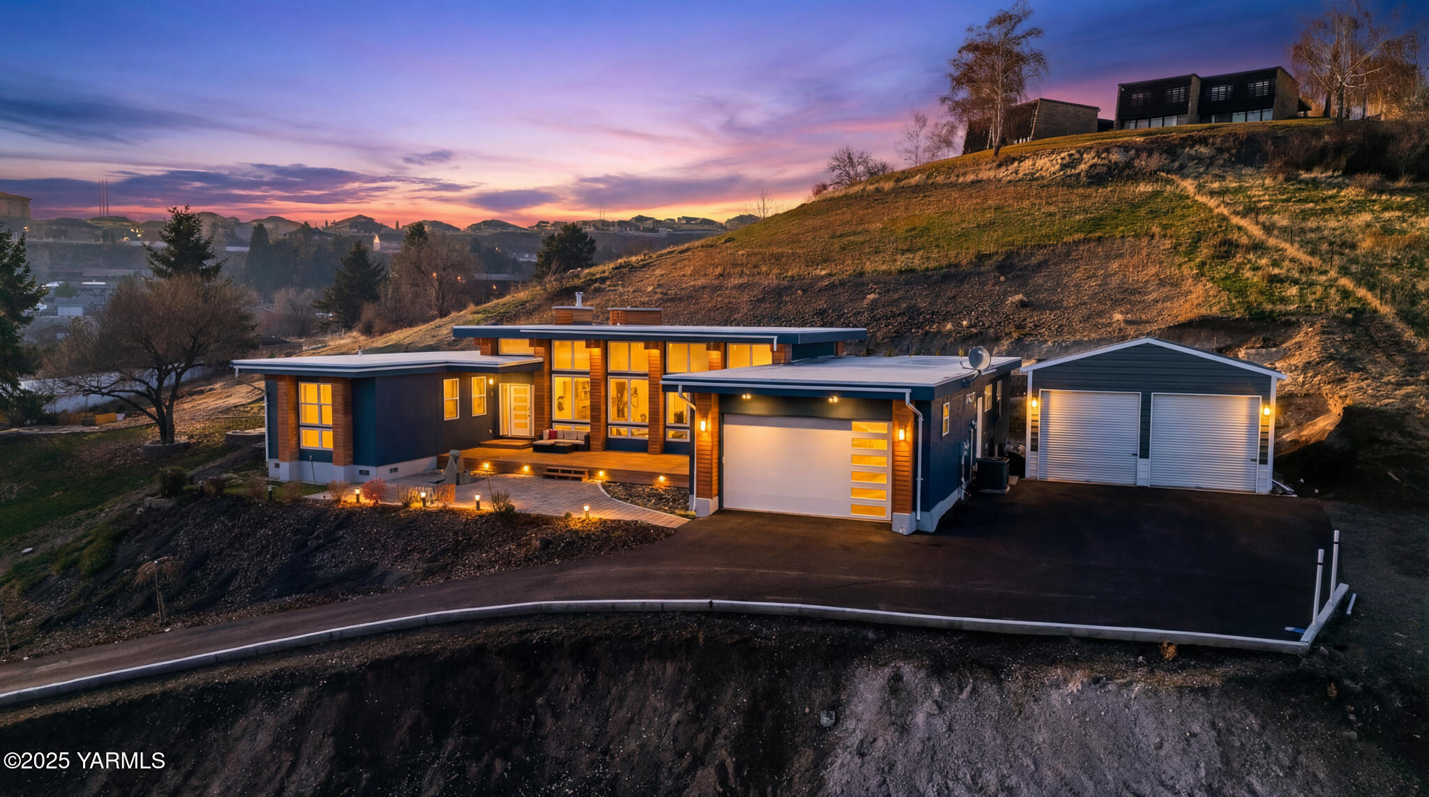 925 Goodlander Circle Selah, WA 98942 - Photo 36 of 43 a front view of a house with a yard