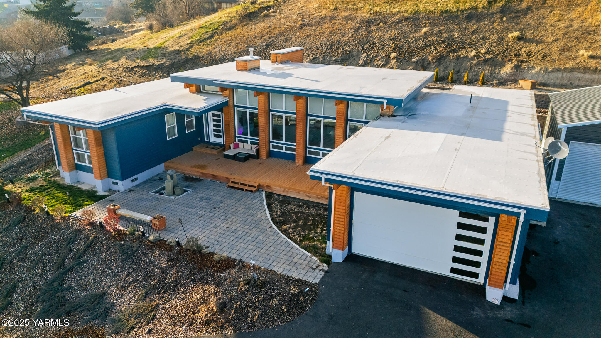 925 Goodlander Circle Selah, WA 98942 - Photo 37 of 43 an aerial view of a house with a balcony
