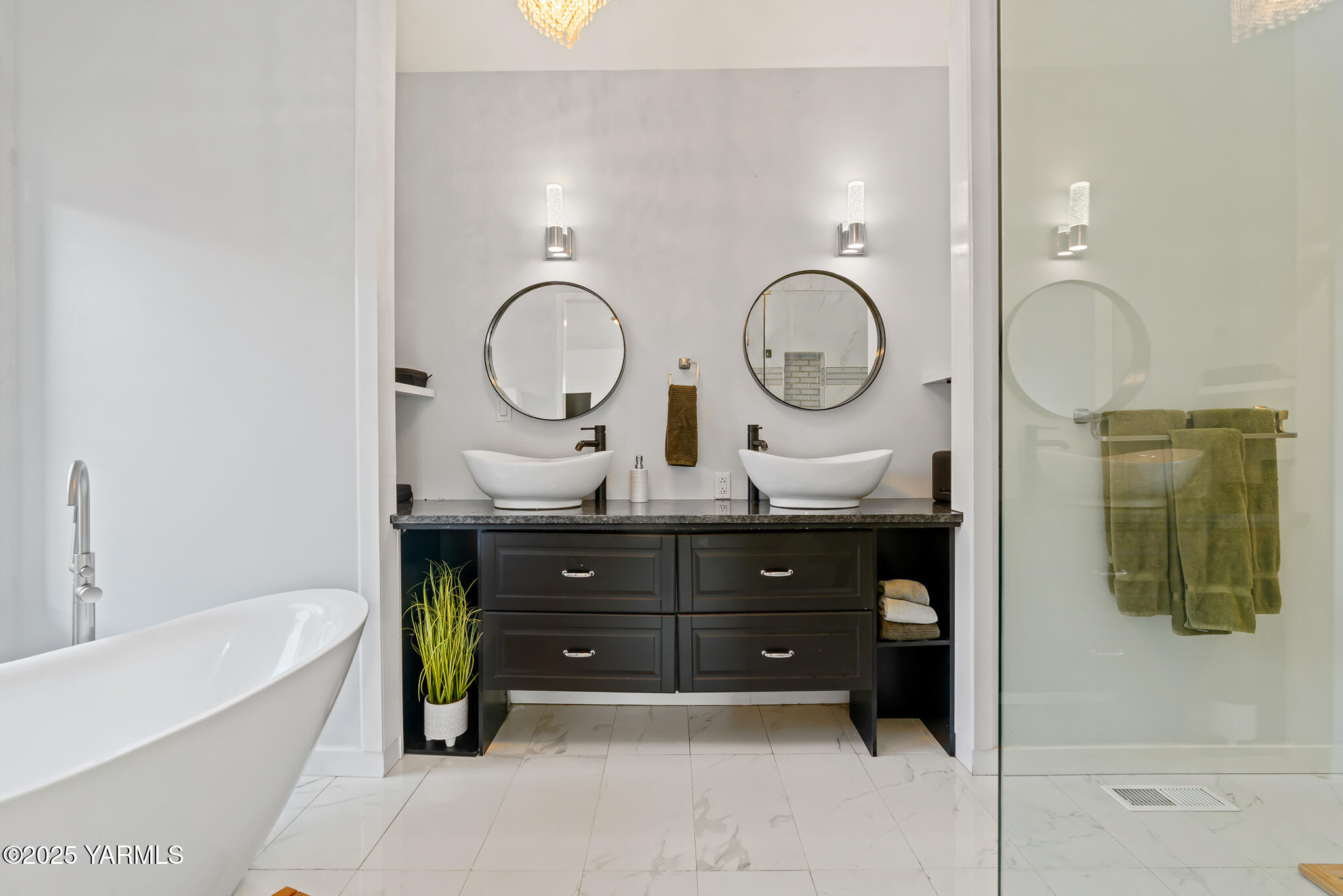 925 Goodlander Circle Selah, WA 98942 - Photo 39 of 43 a bathroom with a tub sink and mirror