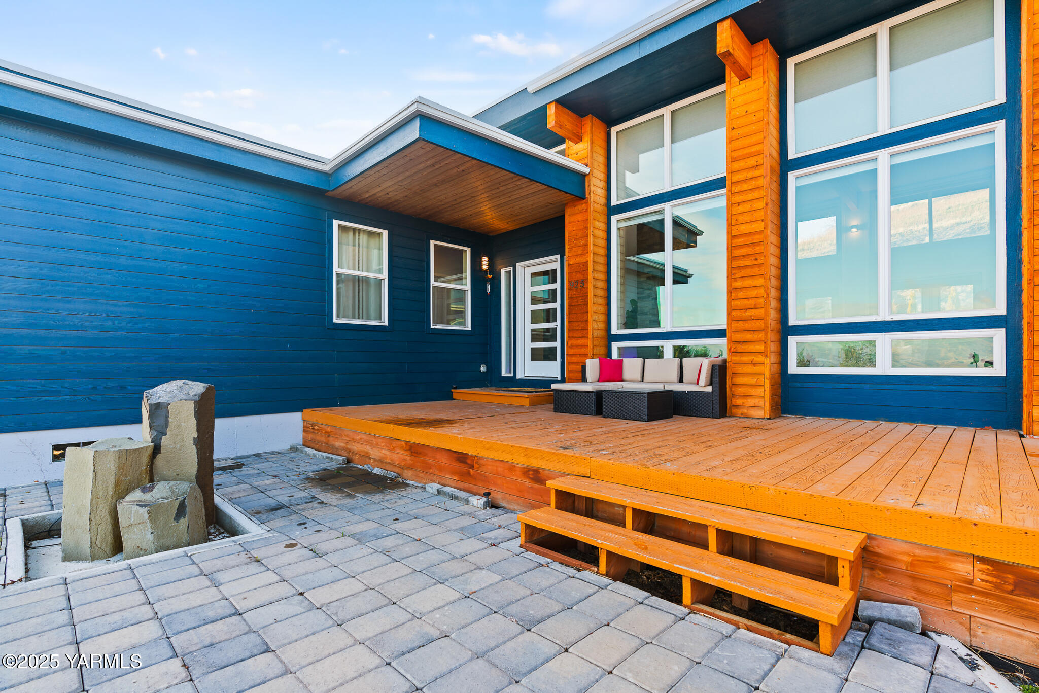 925 Goodlander Circle Selah, WA 98942 - Photo 4 of 43 a backyard of a house with seating space