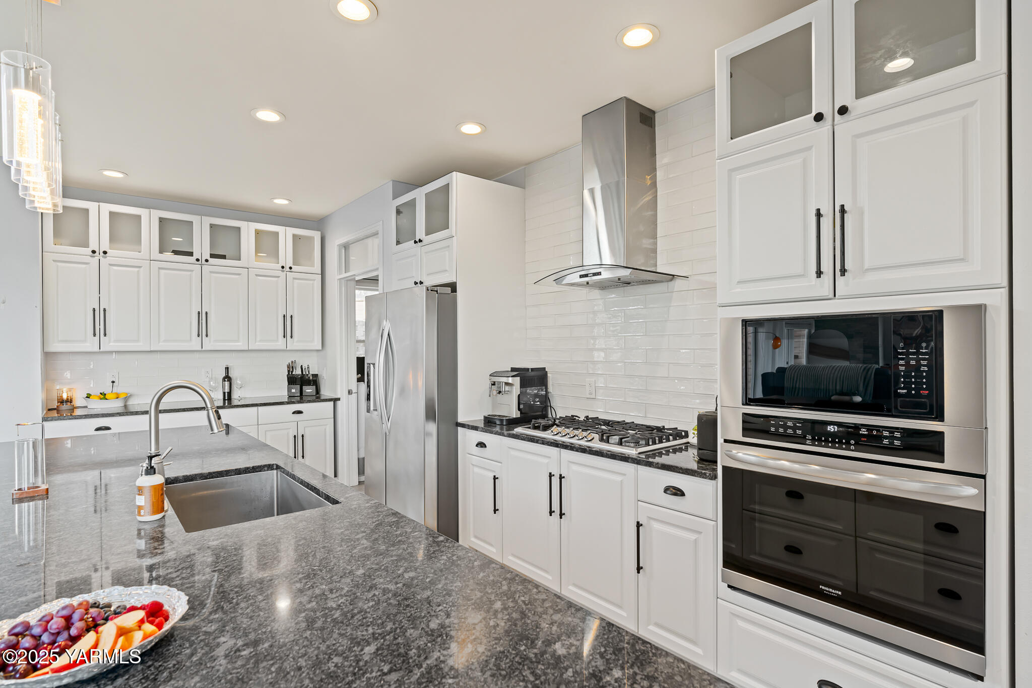 925 Goodlander Circle Selah, WA 98942 - Photo 5 of 43 a kitchen with stainless steel appliances granite countertop a stove a sink and a refrigerator
