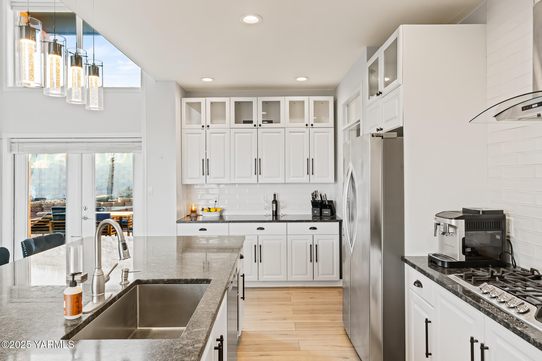925 Goodlander Circle Selah, WA 98942 - Photo 6 of 43 a kitchen with granite countertop a refrigerator and a sink