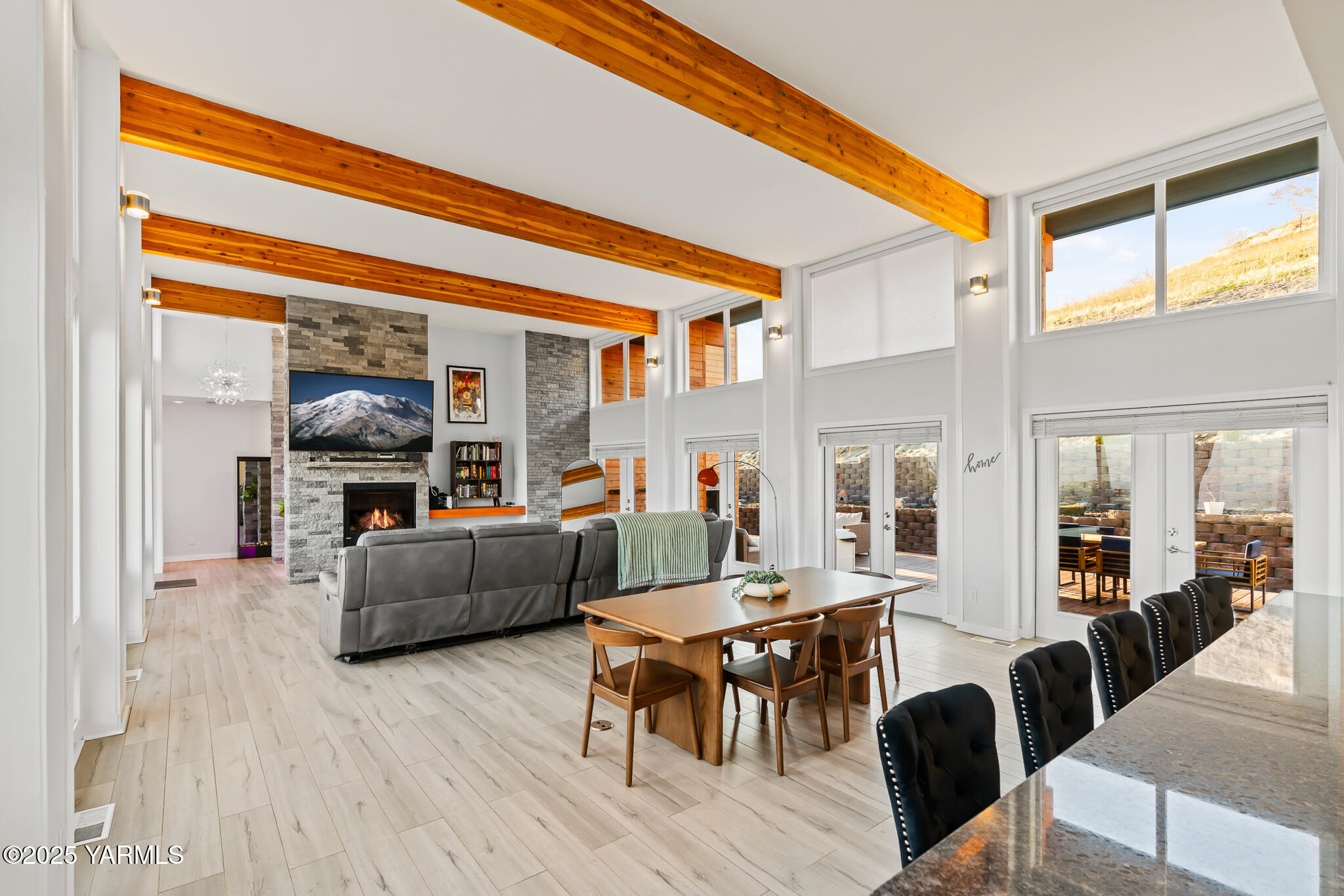 925 Goodlander Circle Selah, WA 98942 - Photo 9 of 43 a living room with furniture and a large window