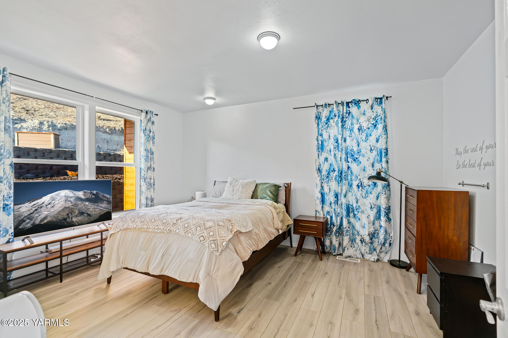 925 Goodlander Circle Selah, WA 98942 - Photo 10 of 43 a bedroom with a bed and wooden floor