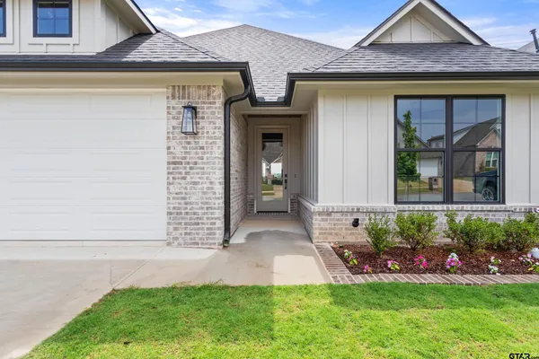 $379,999 | 7123 Alexander Drive, Tyler, TX 75707