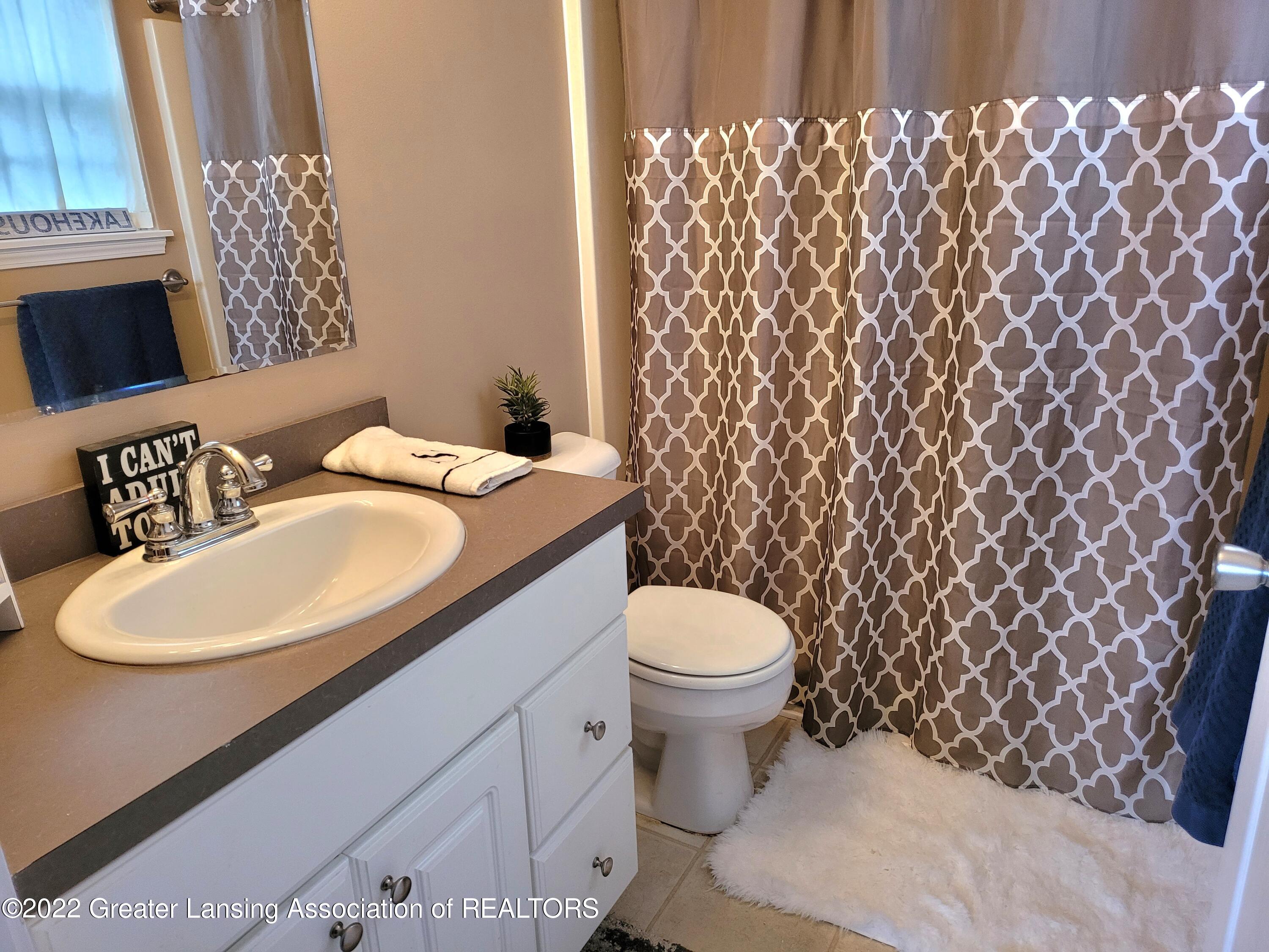 8900 Justonian Way Dimondale, MI 48821 - Photo 26 of 30 Master bath