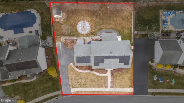 a black and white photo of a living room