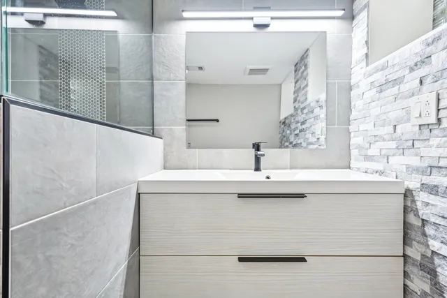 $4,000 | 1420 Oakton Street, Park Ridge, IL 60068