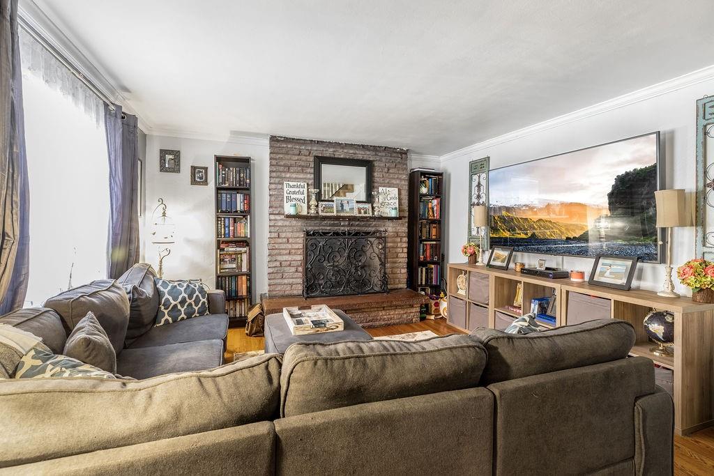 360 Spruce Run Road Pittsburgh, PA 15202 - Photo 2 of 14 Family Room