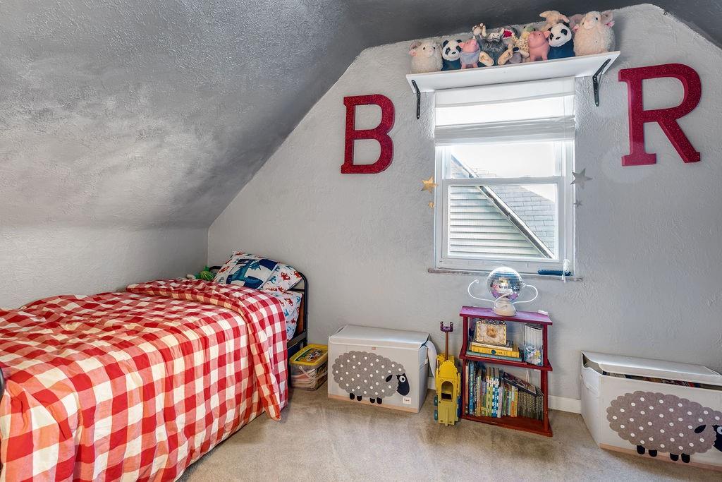 360 Spruce Run Road Pittsburgh, PA 15202 - Photo 8 of 14 Upper Level Bedroom 1