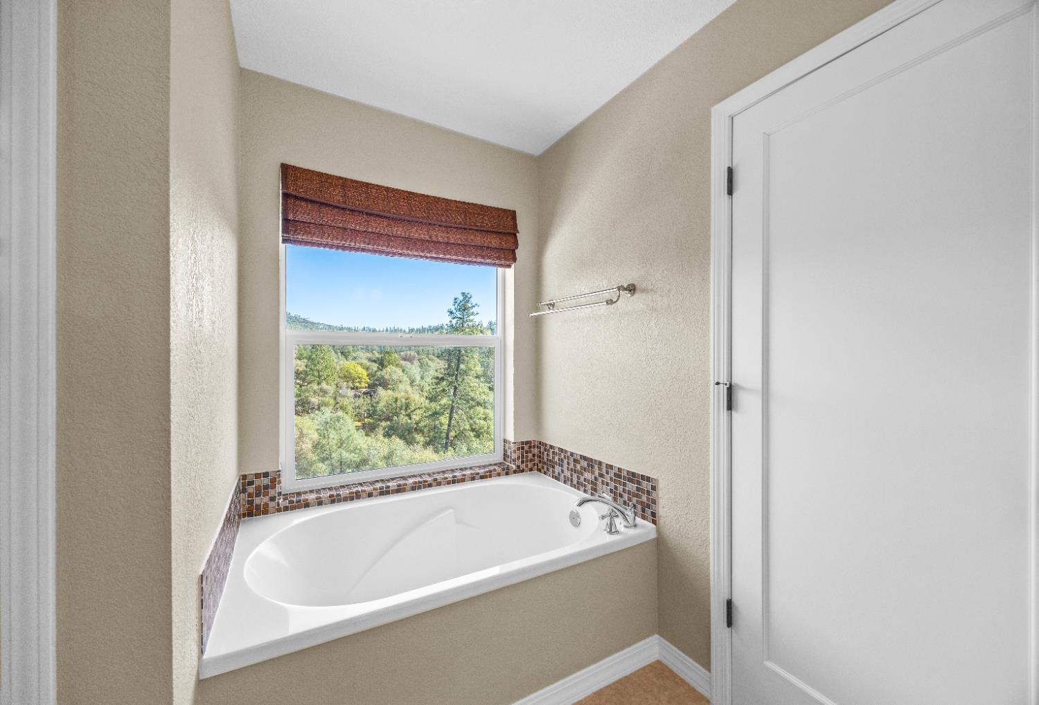 18450 Sugar Loaf Road Jackson, CA 95642 - Photo 20 of 58 primary bathroom