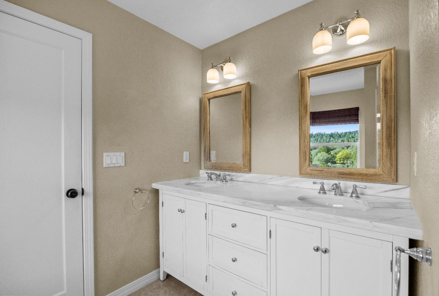 18450 Sugar Loaf Road Jackson, CA 95642 - Photo 22 of 58 primary bathroom