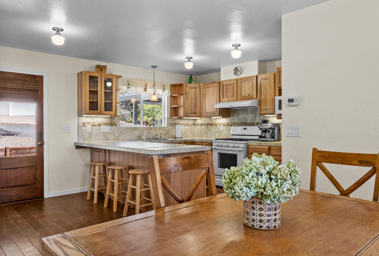 18450 Sugar Loaf Road Jackson, CA 95642 - Photo 31 of 58 guest cottage kitchen and dining