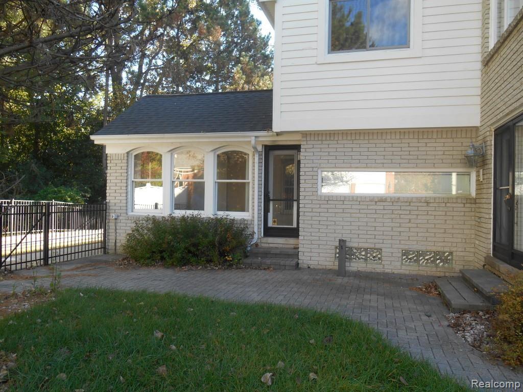 6369 Cherry Tree Court Rochester, MI 48306 - Photo 23 of 25 DSCN1050 (Medium).jpg
