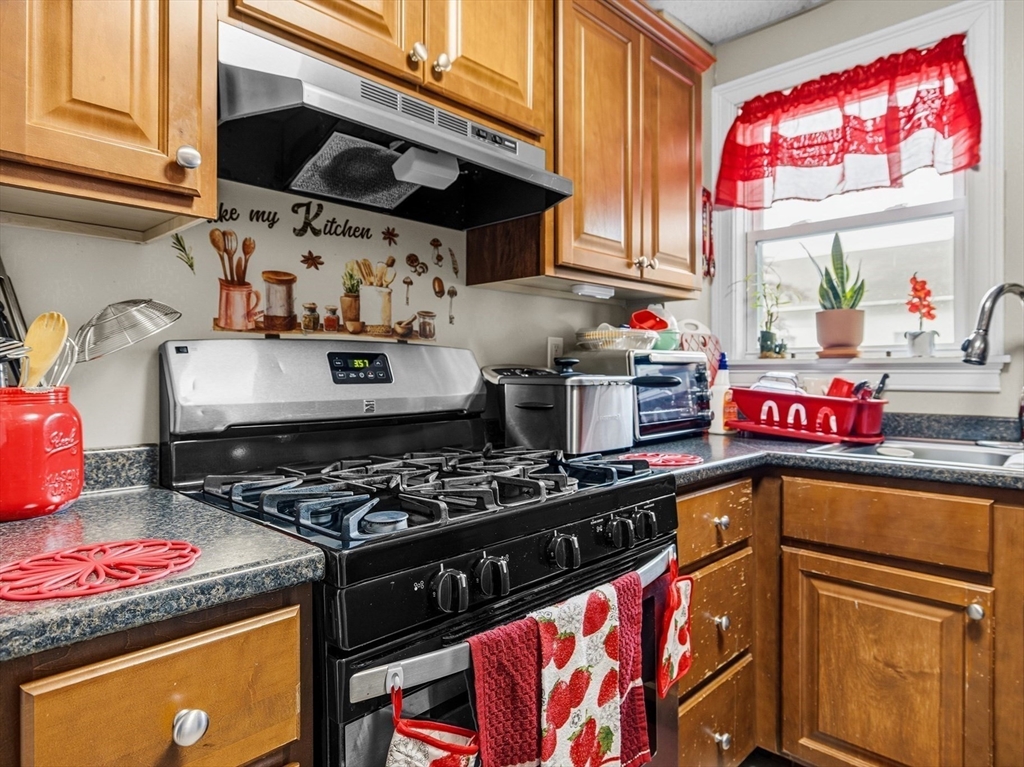52 Lapham Street Fall River, MA 02721 - Photo 9 of 41