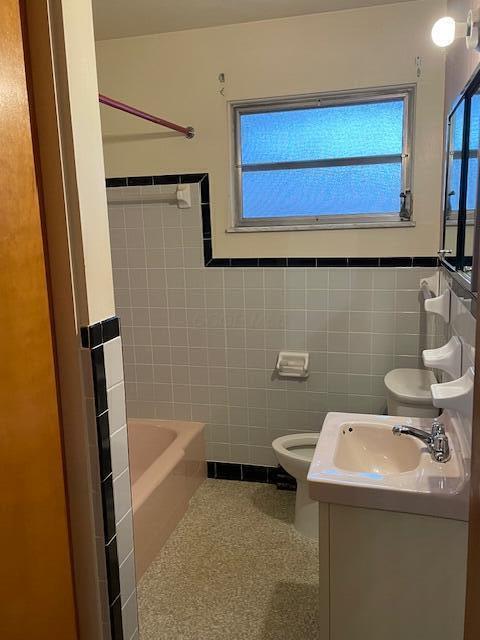 1709 Gaynor Road Columbus, OH 43227 - Photo 9 of 19 Full Bathroom