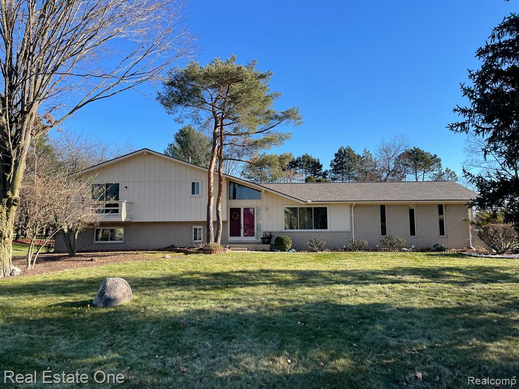 671 Castlebar Drive Rochester Hills, MI 48309 - Photo 1 of 18