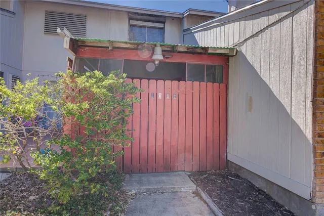 a view of a backyard with pathway