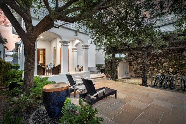 a view of a backyard