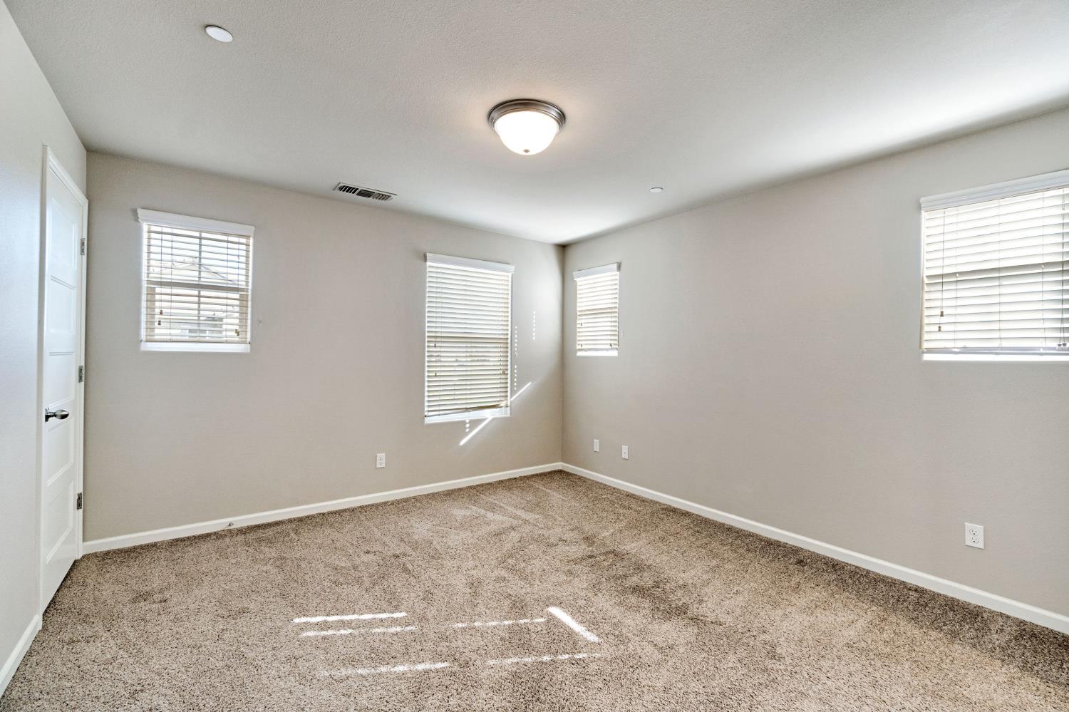 1500 North Encoure Way Clovis, CA 93619 - Photo 17 of 37 a view of empty room with windows