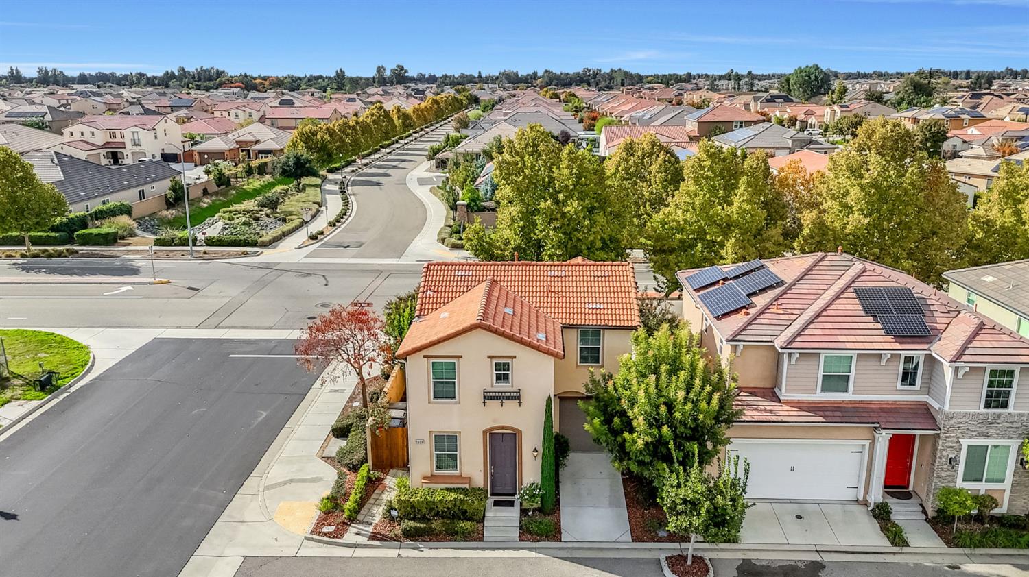 1500 North Encoure Way Clovis, CA 93619 - Photo 28 of 37 an aerial view of multiple house