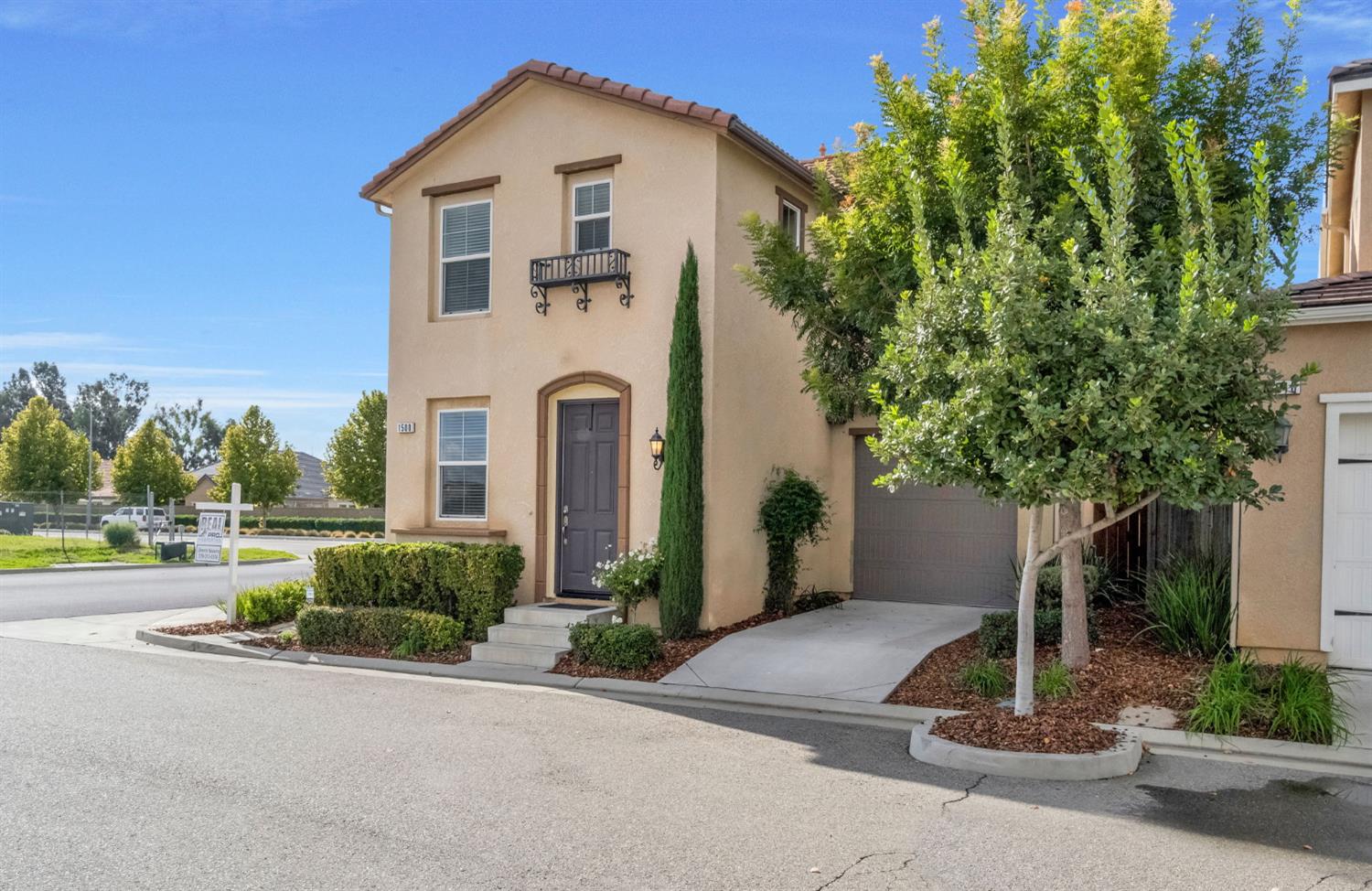 1500 North Encoure Way Clovis, CA 93619 - Photo 37 of 37 a front view of a house with a garden