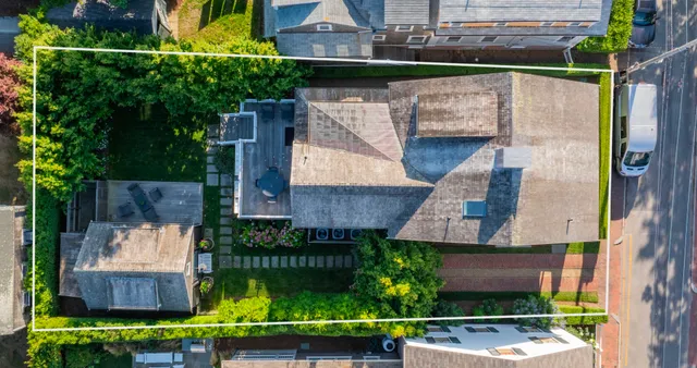 $9,500,000 | 32 India Street, Nantucket, MA 02554