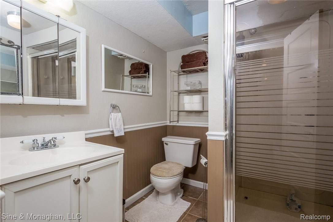 818 Cadieux Road Grosse Pointe, MI 48230 - Photo 33 of 45 035-Bathroom-5191706-medium.jpg