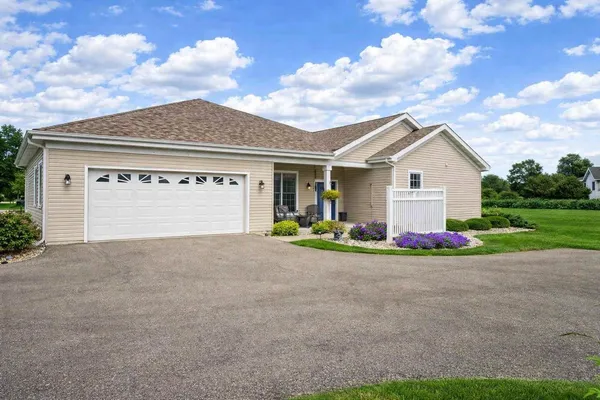 $325,000 | 3331 North Stone Creek Circle, Madison, WI 53719