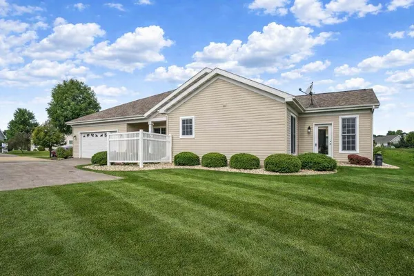 $325,000 | 3331 North Stone Creek Circle, Madison, WI 53719