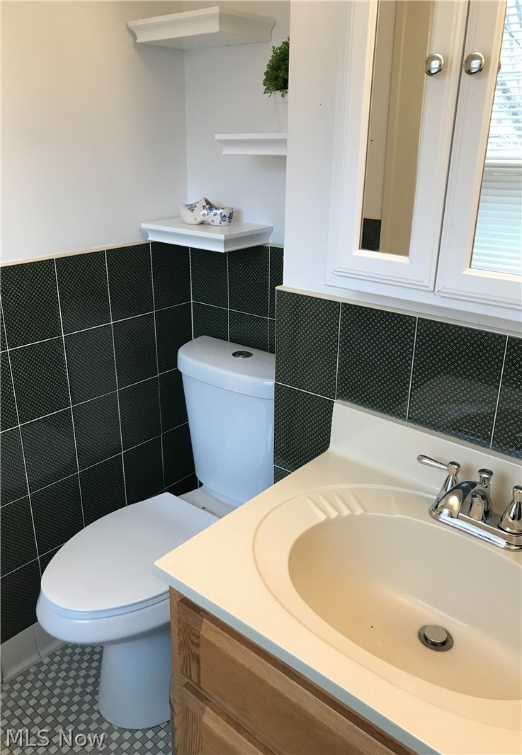 2920 Huntington Road Cleveland, OH 44120 - Photo 21 of 35 Shared jack and jill half bathroom, second floor
