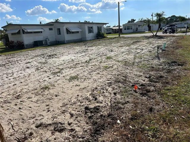 a view of a backyard