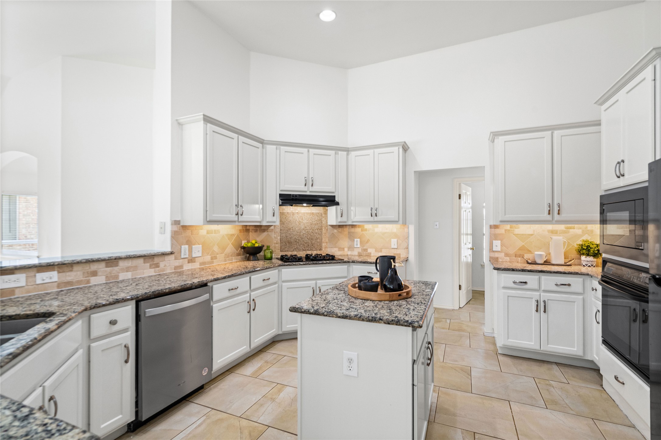 2920 Warwick Way Austin, TX 78748 - Photo 4 of 36 A chef's kitchen showcasing high ceilings, center island, and loads of cabinets and counter space