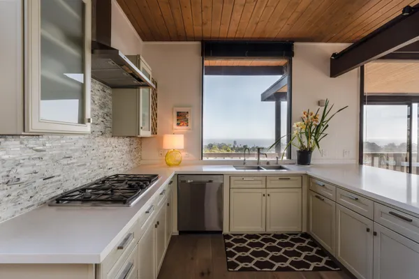 a view of outdoor kitchen and kitchen