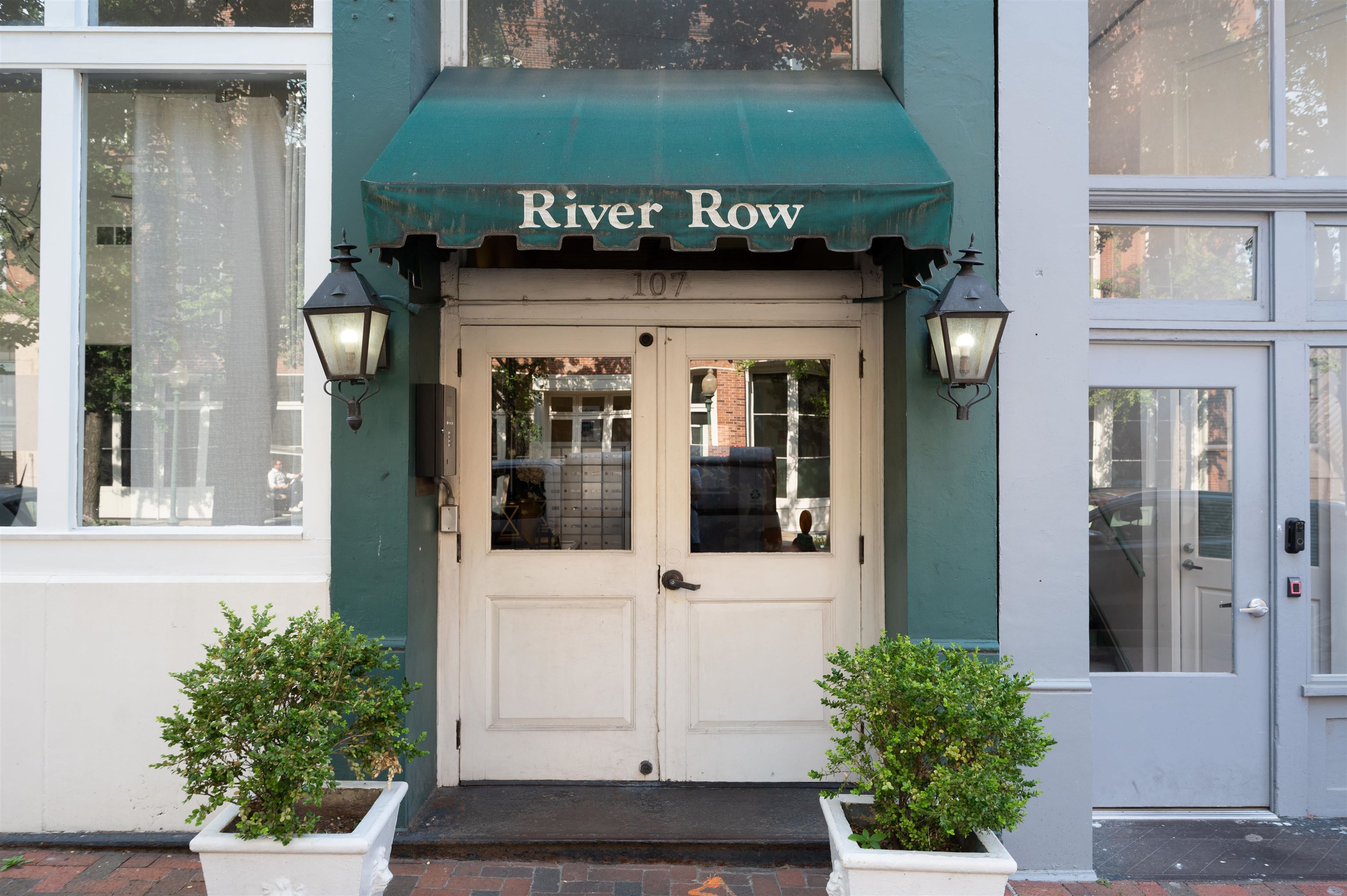 107 South Front Street, Unit 41 Memphis, TN 38103 - Photo 17 of 17 a front view of a building with garden