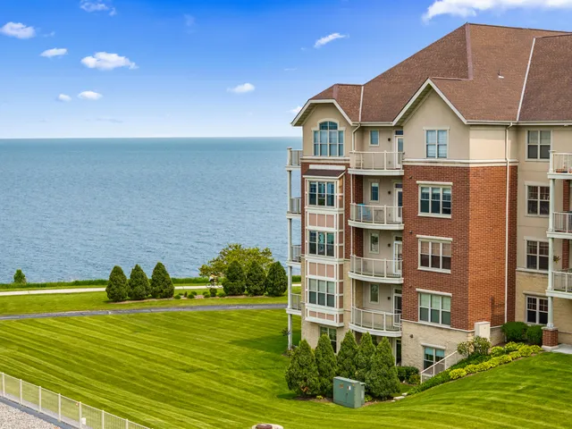 $510,000 | 4100 South Lake Drive, Unit 201, St. Francis, WI 53235