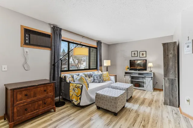 $189,900 | 46 East 13th Street, Waconia, MN 55387