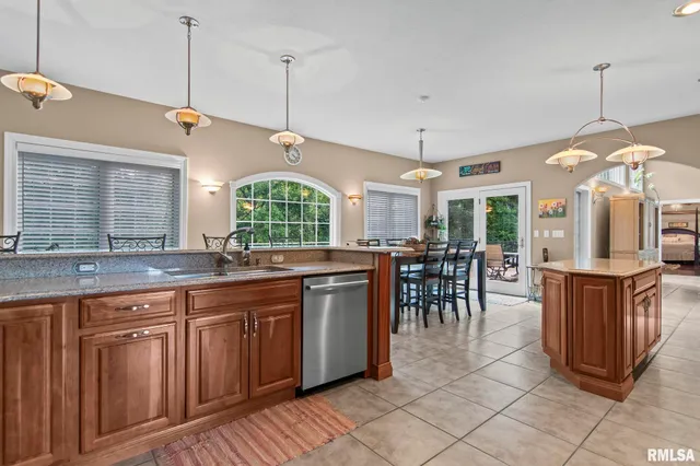 $850,000 | 13599 Woodland Drive, Athens, IL 62613