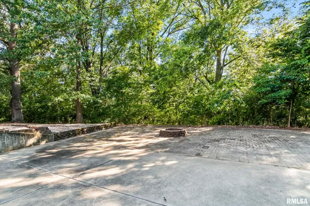 $850,000 | 13599 Woodland Drive, Athens, IL 62613