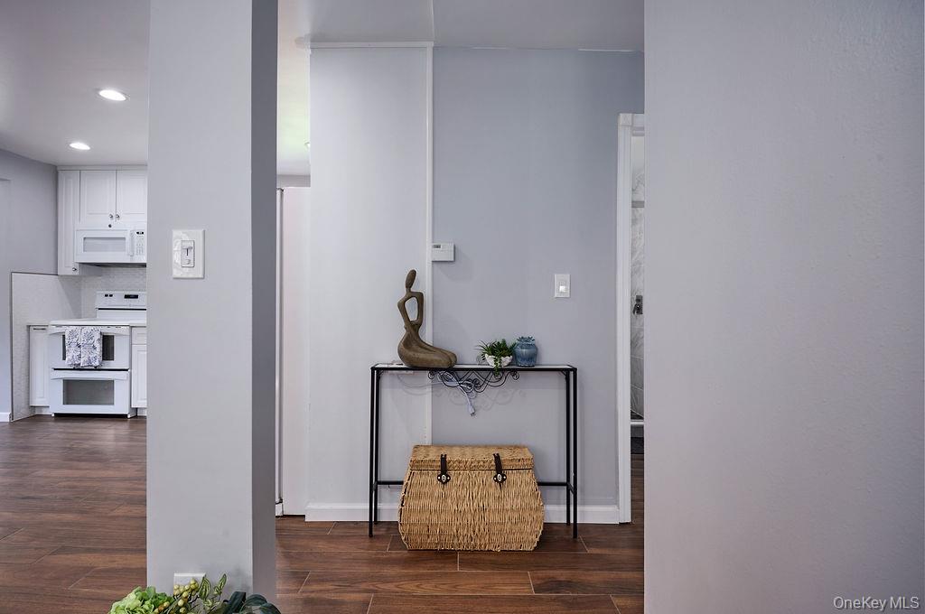 90 Walnut Road Lake Peekskill, NY 10537 - Photo 12 of 48 1st Floor Hallway