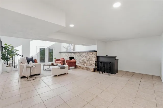 $440,000 | 527 Lancelot Drive, Liberty, MO 64068